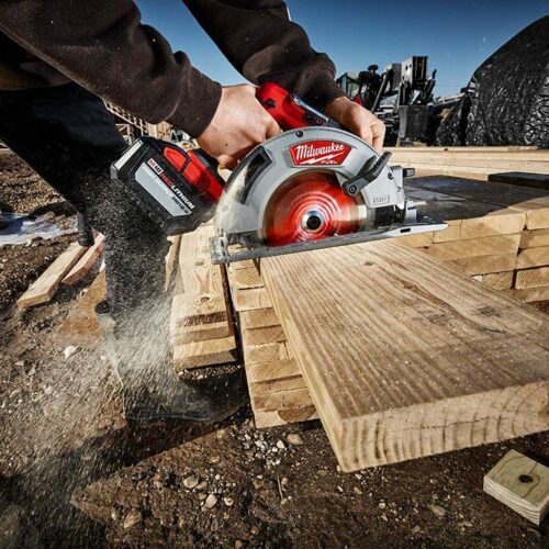 Milwaukee 2732-21HD M18 FUEL Circular Saw in Action